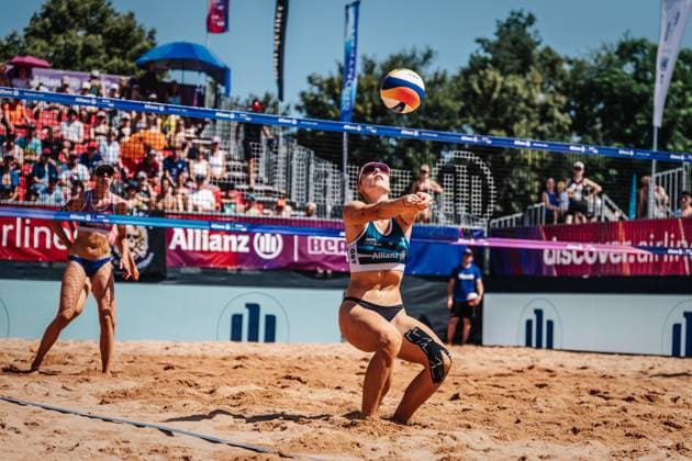 Beachvolleyball Männer German Beach Tour 2024 Tourstop München 21.07.2024 Elea Beutel spielt den Ball München Zentraler Hochschulsport: Beach- Bayern Deutschland