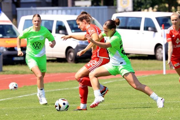 DEU, 2.BL, Frauen, 1.FC Union vs. , 21.07.2024, Stadion Alte Foersterei, Berlin, DEU, 2.BL, Frauen, 1.FC Union vs. , im Bild:Anouk Blaschka (1.FC Union Berlin 22) 8, Jana Theijs (Wolfsburg II 24) DFL - regulations prohibit any use of Photographs as image sequences and or quasi-video Foto: Juergen Engler nordphoto GmbH