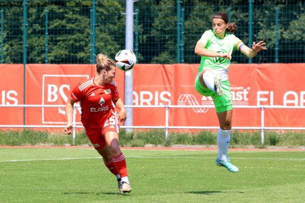 DEU, 2.BL, Frauen, 1.FC Union vs. , 21.07.2024, Stadion Alte Foersterei, Berlin, DEU, 2.BL, Frauen, 1.FC Union vs. , im Bild: Dina Orschmannin (1.FC Union Berlin 25), Maria Agatha Jonietz (Wolfsburg II 5) DFL - regulations prohibit any use of Photographs as image sequences and or quasi-video Foto: Juergen Engler nordphoto GmbH