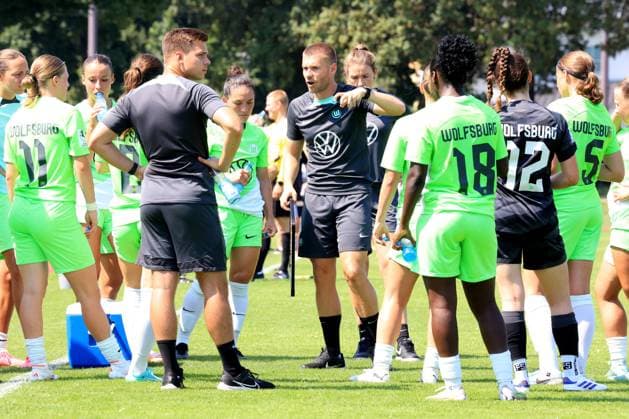 DEU, 2.BL, Frauen, 1.FC Union vs. , 21.07.2024, Stadion Alte Foersterei, Berlin, DEU, 2.BL, Frauen, 1.FC Union vs. , im Bild: Cheftrainer Philipp Schumann (Wolfsburg II), Wolfsburg II-Spielerinnen DFL - regulations prohibit any use of Photographs as image sequences and or quasi-video Foto: Juergen Engler nordphoto GmbH