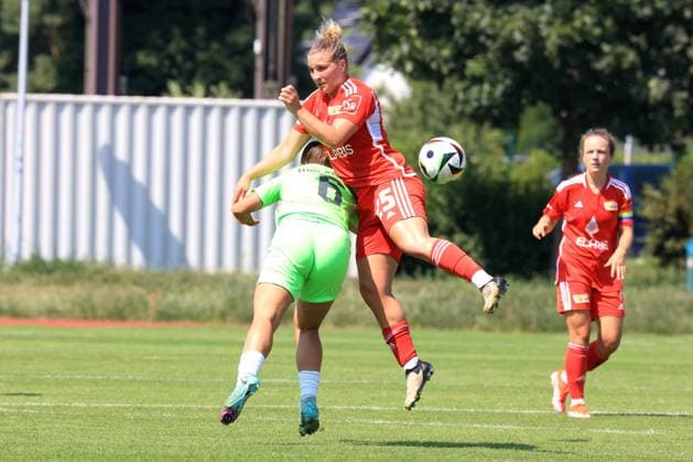 DEU, 2.BL, Frauen, 1.FC Union vs. , 21.07.2024, Stadion Alte Foersterei, Berlin, DEU, 2.BL, Frauen, 1.FC Union vs. , im Bild: Dina Orschmannin (1.FC Union Berlin 25) 11, Anastasia Harting (Wolfsburg II 6) DFL - regulations prohibit any use of Photographs as image sequences and or quasi-video Foto: Juergen Engler nordphoto GmbH