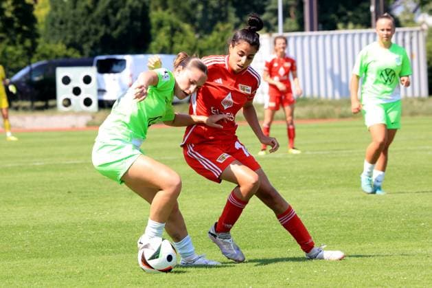 DEU, 2.BL, Frauen, 1.FC Union vs. , 21.07.2024, Stadion Alte Foersterei, Berlin, DEU, 2.BL, Frauen, 1.FC Union vs. , im Bild: Sarah Abu Sabbah (1.FC Union Berlin 16), Jana Theijs (Wolfsburg II 24) DFL - regulations prohibit any use of Photographs as image sequences and or quasi-video Foto: Juergen Engler nordphoto GmbH