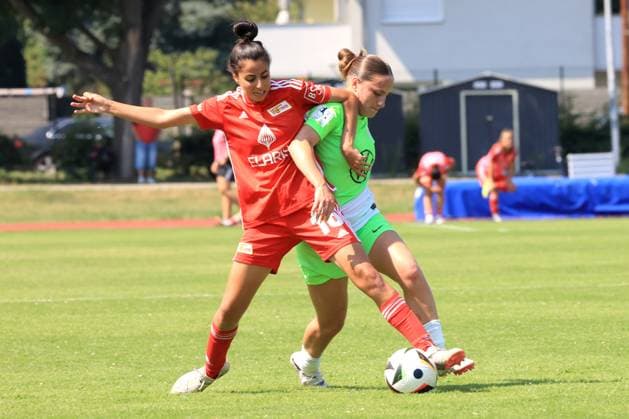 DEU, 2.BL, Frauen, 1.FC Union vs. , 21.07.2024, Stadion Alte Foersterei, Berlin, DEU, 2.BL, Frauen, 1.FC Union vs. , im Bild: Sarah Abu Sabbah (1.FC Union Berlin 16) 10, Jana Theijs (Wolfsburg II 24) DFL - regulations prohibit any use of Photographs as image sequences and or quasi-video Foto: Juergen Engler nordphoto GmbH