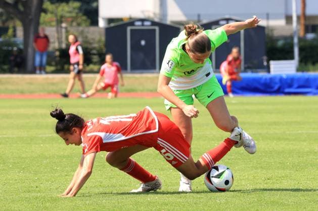 DEU, 2.BL, Frauen, 1.FC Union vs. , 21.07.2024, Stadion Alte Foersterei, Berlin, DEU, 2.BL, Frauen, 1.FC Union vs. , im Bild: Sarah Abu Sabbah (1.FC Union Berlin 16) 10, Jana Theijs (Wolfsburg II 24) DFL - regulations prohibit any use of Photographs as image sequences and or quasi-video Foto: Juergen Engler nordphoto GmbH
