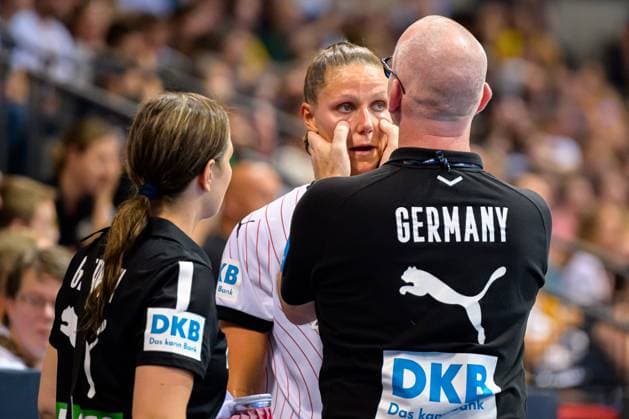 Sport Themen der Woche KW 29 Sport Bilder des Tages Stuttgart, Deutschland: Handball Frauen Länderspiel - Deutschland - Brasilien Xenia Smits (Deutschland), Mannschaftsarzt Dr. Philip Lübke Stuttgart Porsche Arena Baden-Württemberg Deutschland *** Stuttgart, Germany Handball Women International Match Germany Brazil Xenia Smits Germany , Team Doctor Dr Philip Lübke Stuttgart Porsche Arena Baden Württemberg Germany