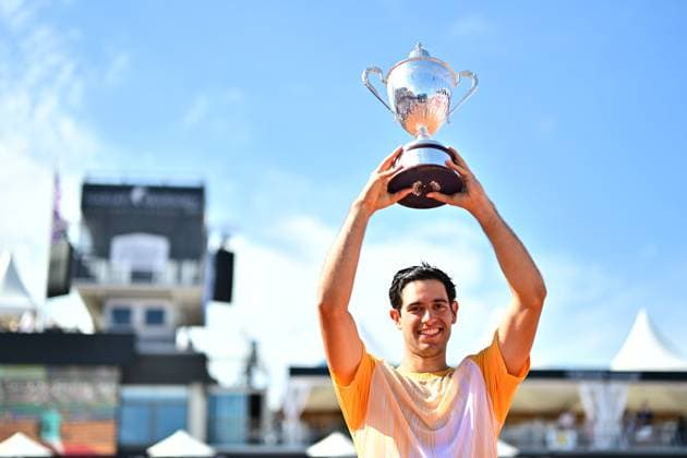 BASTAD 20240721 Portugals Nuno Borges med pokalen efter vinsten under söndagens final i herrarnas singel mot Spaniens Rafael Nadal i Nordea Open i Bastad. BASTAD SVERIGE x9200x