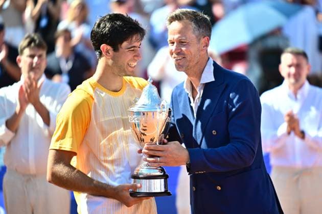 BASTAD 20240721 Portugals Nuno Borges tar emot pokalen av Magnus Norman efter vinsten under söndagens final i herrarnas singel mot Spaniens Rafael Nadal i Nordea Open i Bastad. BASTAD SVERIGE x9200x