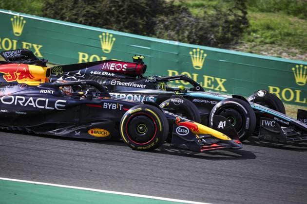 01 VERSTAPPEN Max (nld), Red Bull Racing RB20, 44 HAMILTON Lewis (gbr), Mercedes AMG F1 Team W15, action during the Formula 1 Hungarian Grand Prix 2024, 13th round of the 2024 Formula One World Championship, WM, Weltmeisterschaft from July 19 to 21, 2024 on the Hungaroring, in Mogyorod, Hungary - F1 - HUNGARIAN GRAND PRIX 2024 DPPI Panoramic 240721_R13_UNGHERIA_DP_XB3_9502