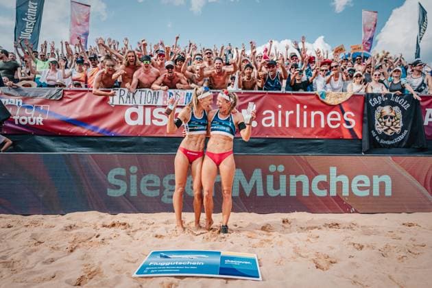 Beachvolleyball Frauen German Beach Tour 2024 Tourstop München 21.07.2024 v.l. Sandra Ittlinger und Kim van de Velde gewinnen das Turnier in München München Zentraler Hochschulsport: Beach- Bayern Deutschland