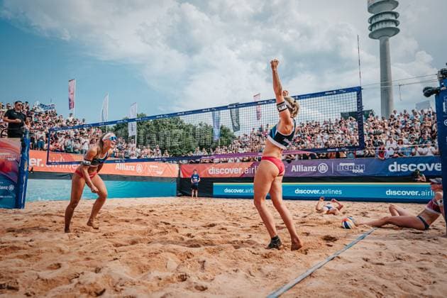 Beachvolleyball Frauen German Beach Tour 2024 Tourstop München 21.07.2024 v.l. Sandra Ittlinger und Kim van de Velde gewinnen das Turnier in München München Zentraler Hochschulsport: Beach- Bayern Deutschland
