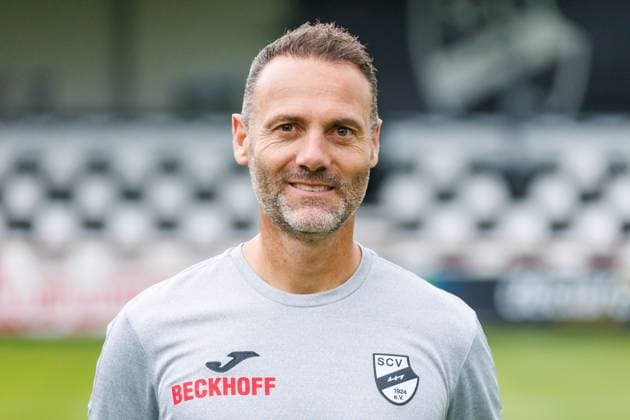 Cheftrainer Alexander Ende; SC Verl; 3.Liga, Porträttermin 2024 2025 GER, Portraettermin SC Verl, Fussball, 3. Liga, Spielzeit 2024 2025, 21.07.2024 DFL Regulations prohibit any use of photographers as image sequences and or quasi-video. GER, Portraettermin SC Verl, Fussball, 3. Liga, Spielzeit 2024 2025, 21.07.2024 Verl Copyright: xJanxStrohdiekx JSK