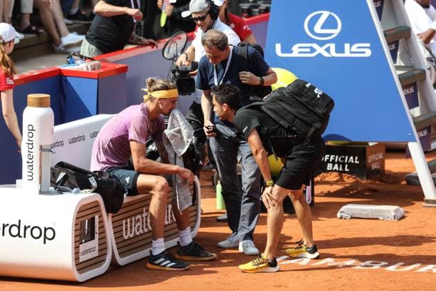 Tennis: Hamburg Open 2024, ATP500, Finale, Hamburg, 21.07.2024 Alexander Zverev (GER) mit Arzt und Physio