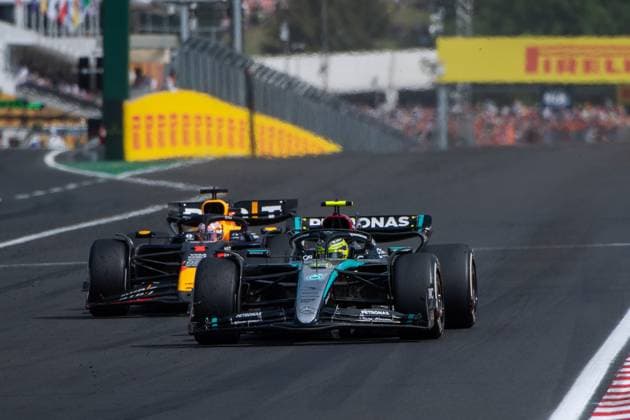 Lewis Hamilton (Mercedes AMG Petronas Formula One Team, Großbritannien, 44) im Mercedes-AMG F1 W15 E Performance vor Max Verstappen (Oracle Red Bull Racing, Niederlande, 01) im RedBull RB20, HUN, Formel 1 Weltmeisterschaft, Grand Prix von Ungarn, Hungaroring, Rennen, 21.07.2024 HUN, Formel 1 Weltmeisterschaft, Grand Prix von Ungarn, Hungaroring, Rennen, 21.07.2024 Mogyorod Copyright: xEibner-Pressefoto Memmlerx EP_MMR