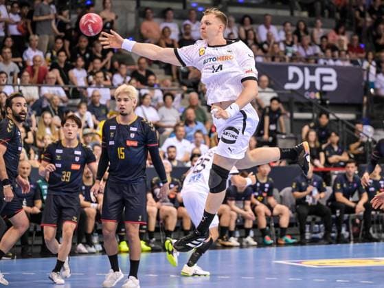 21.07.2024, Stuttgart, Germany, Porsche Arena, Deutschland vs Japan - Handball Friedly Match, Justus Fischer (Germany) in Aktion, am Ball, Einzelaktion (Foto H. Langer) Stuttgart Porsche Arena Germany
