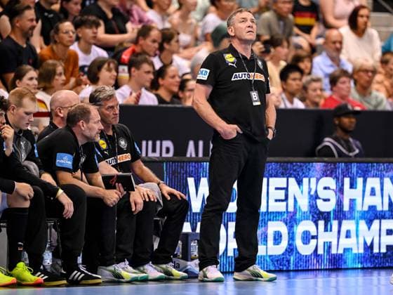 21.07.2024, Stuttgart, Germany, Porsche Arena, Deutschland vs Japan - Handball Friedly Match, Trainer Alfred Gislason (Germany) Schaut (Foto H. Langer) Stuttgart Porsche Arena Germany