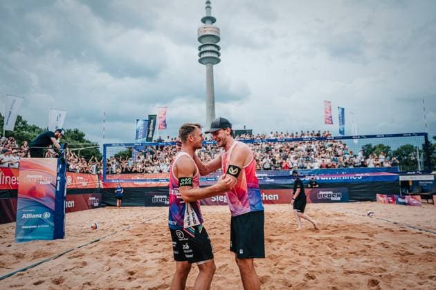 Beachvolleyball Männer German Beach Tour 2024 Tourstop München 21.07.2024 v.l. Daniel Kirchner und Paul Henning gewinnen das Turnier in München München Zentraler Hochschulsport: Beach- Bayern Deutschland