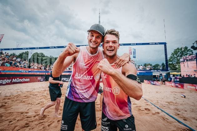 Beachvolleyball Männer German Beach Tour 2024 Tourstop München 21.07.2024 v.l. Paul Henning und Daniel Kirchner gewinnen das Turnier in München München Zentraler Hochschulsport: Beach- Bayern Deutschland