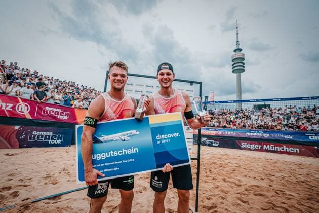 Beachvolleyball Männer German Beach Tour 2024 Tourstop München 21.07.2024 v.l. Daniel Kirchner und Paul Henning gewinnen das Turnier in München München Zentraler Hochschulsport: Beach- Bayern Deutschland