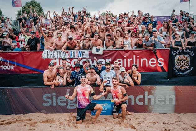 Beachvolleyball Männer German Beach Tour 2024 Tourstop München 21.07.2024 erste Reihe v.l. Paul Henning und Daniel Kirchner gewinnen das Turnier in München München Zentraler Hochschulsport: Beach- Bayern Deutschland