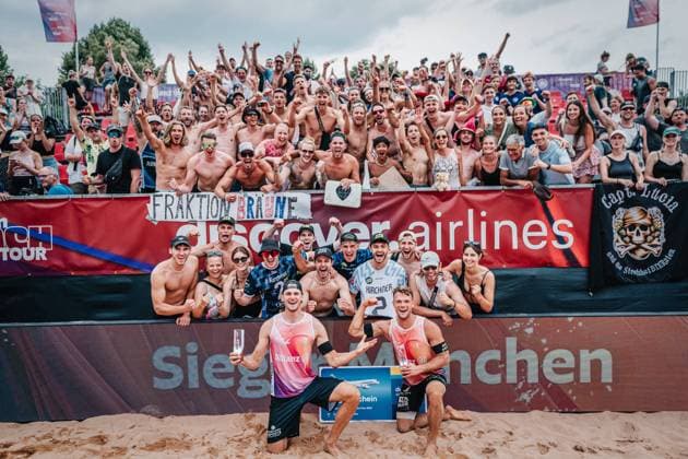 Bilder des Jahres 2024, Sport 07 Juli Sport Themen der Woche KW 29 Sport Bilder des Tages Beachvolleyball Männer German Beach Tour 2024 Tourstop München 21.07.2024 erste Reihe v.l. Paul Henning und Daniel Kirchner gewinnen das Turnier in München München Zentraler Hochschulsport: Beach- Bayern Deutschland *** Beach volleyball men German Beach Tour 2024 Tourstop Munich 21 07 2024 front row from l Paul Henning and Daniel Kirchner win the tournament in Munich Munich Central University Sports Beach Bavaria Germany