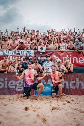 Beachvolleyball Männer German Beach Tour 2024 Tourstop München 21.07.2024 erste Reihe v.l. Paul Henning und Daniel Kirchner gewinnen das Turnier in München München Zentraler Hochschulsport: Beach- Bayern Deutschland