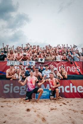 Beachvolleyball Männer German Beach Tour 2024 Tourstop München 21.07.2024 erste Reihe v.l. Paul Henning und Daniel Kirchner gewinnen das Turnier in München München Zentraler Hochschulsport: Beach- Bayern Deutschland