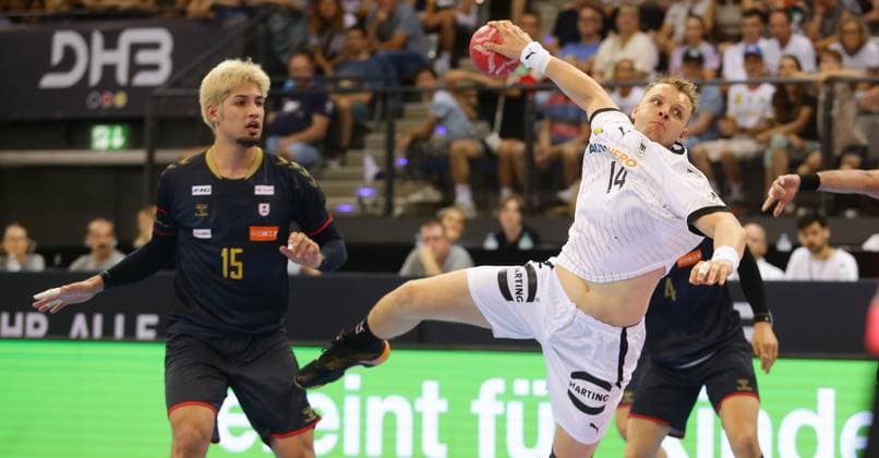 Stuttgart , Handball Länderspiel Herren Deutschland vs. Japan , von links: Adam yuki Baig ( JAP ) Justus Fischer ( GER )