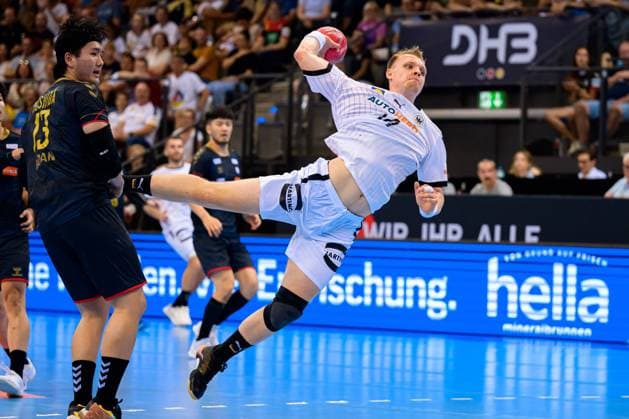Stuttgart, Deutschland: Handball Herren Länderspiel - Deutschland - Japan v.li. Shuichi Yoshida (Japan), Justus Fischer (Deutschland) Stuttgart Porsche Arena Baden-Württemberg Deutschland