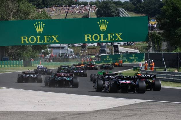start of the race, depart, 31 OCON Esteban (fra), Alpine F1 Team A524, action 63 RUSSELL George (gbr), Mercedes AMG F1 Team W15, action during the Formula 1 Hungarian Grand Prix 2024, 13th round of the 2024 Formula One World Championship, WM, Weltmeisterschaft from July 19 to 21, 2024 on the Hungaroring, in Mogyorod, Hungary - F1 - HUNGARIAN GRAND PRIX 2024 DPPI Panoramic 240721_R13_UNGHERIA_DP_XB3_9048