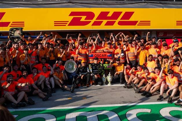 Lando Norris (McLaren Formula 1 Team, Großbritannien, 04), Oscar Piastri (McLaren Formula 1 Team, Australien, 81), Andrea Stella (McLaren Formula 1 Team, Teamchef) und Team jubeln ueber den Sieg, HUN, Formel 1 Weltmeisterschaft, Grand Prix von Ungarn, Hungaroring, Rennen, 21.07.2024 HUN, Formel 1 Weltmeisterschaft, Grand Prix von Ungarn, Hungaroring, Rennen, 21.07.2024 Mogyorod Copyright: xEibner-Pressefoto Memmlerx EP_MMR