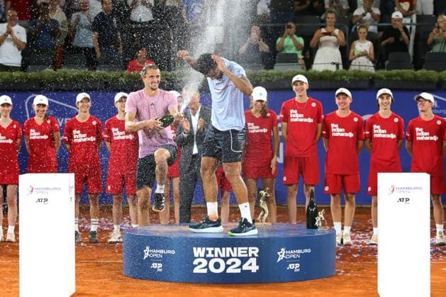 Tennis Herren ATP, Tennis Herren Tennis Herren Tour 500 European Open Hamburg, Hamburg Open ATP 500 2024 , 21.07.2024 , Finale , Alexander Zverev GER verpasst Arthur Fils FRA eine Champagner Dusch ,Gewinner Hamburg 2024 Copyright: FernandoxSoares