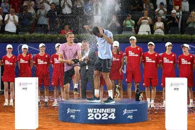 Tennis Herren ATP, Tennis Herren Tennis Herren Tour 500 European Open Hamburg, Hamburg Open ATP 500 2024 , 21.07.2024 , Finale , Alexander Zverev GER verpasst Arthur Fils FRA eine Champagner Dusch ,Gewinner Hamburg 2024 Copyright: FernandoxSoares
