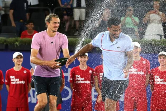 Tennis Herren ATP, Tennis Herren Tennis Herren Tour 500 European Open Hamburg, Hamburg Open ATP 500 2024 , 21.07.2024 , Finale , Alexander Zverev GER verpasst Arthur Fils FRA eine Champagner Dusch ,Gewinner Hamburg 2024 Copyright: FernandoxSoares