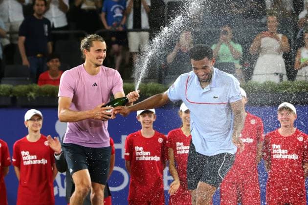 Sport Bilder des Tages Tennis Herren ATP, Tennis Herren Tennis Herren Tour 500 European Open Hamburg, Hamburg Open ATP 500 2024 , 21.07.2024 , Finale , Alexander Zverev GER verpasst Arthur Fils FRA eine Champagner Dusch ,Gewinner Hamburg 2024 Copyright: FernandoxSoares
