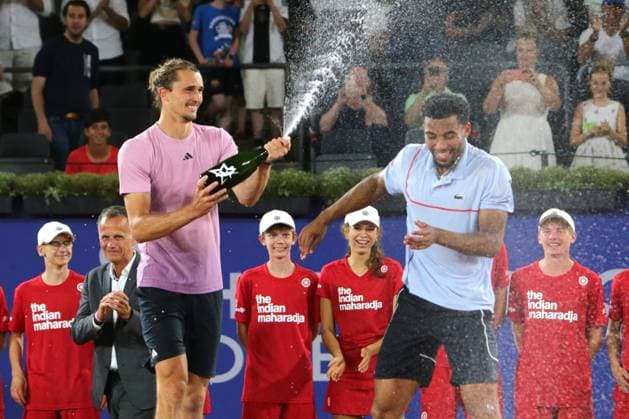 Tennis Herren ATP, Tennis Herren Tennis Herren Tour 500 European Open Hamburg, Hamburg Open ATP 500 2024 , 21.07.2024 , Finale , Alexander Zverev GER verpasst Arthur Fils FRA eine Champagner Dusch ,Gewinner Hamburg 2024 Copyright: FernandoxSoares