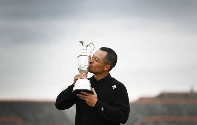 Sport Bilder des Tages Xander Schauffele kisses the Claret Jug on the 18th Green after winning the Open Championship The British Open Championship, Day Three, Golf, Royal Troon, Troon, UK - 21 July 2024  Copyright: xGreigxCowie Shutterstockx 14587998ak
