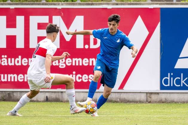 Antonio Janijc (VfB Stuttgart) und Leonard Krasniqi (Tag 1899 Hoffenheim). xettx, Deutschland, Schwaebisch Hall, 21.07.2024, 21. Sparkassen Bundeslica Cup A-Junioren, 2024, Halbfinale, TSG 1899 Hoffenheim - VfB Stuttgart, Optima Sporttpark Foto: A2 Bildagentur Peter Hartenfelser