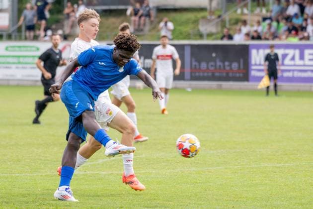 Blessing Makanda (TSG 1899 Hoffenheim) und Yanik Spalt (VfB Stuttgart). xettx, Deutschland, Schwaebisch Hall, 21.07.2024, 21. Sparkassen Bundeslica Cup A-Junioren, 2024, Halbfinale, TSG 1899 Hoffenheim - VfB Stuttgart, Optima Sporttpark Foto: A2 Bildagentur Peter Hartenfelser