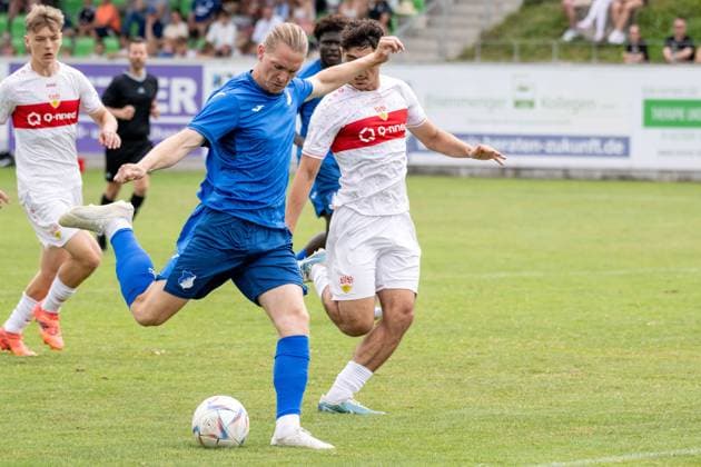 Marlon Faß (TSG 1899 Hoffenheim) und Emirhan Agzikara (VfB Stuttgart). xettx, Deutschland, Schwaebisch Hall, 21.07.2024, 21. Sparkassen Bundeslica Cup A-Junioren, 2024, Halbfinale, TSG 1899 Hoffenheim - VfB Stuttgart, Optima Sporttpark Foto: A2 Bildagentur Peter Hartenfelser