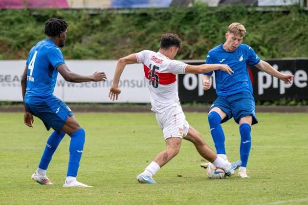 Maxime Ndong Penda (TSg 1899 Hoffenheim), Emirhan AÄüzÄ±kara (VfB Stuttgart) und Alex Honajzer (Tag 1899 Hoffenheim). xettx, Deutschland, Schwaebisch Hall, 21.07.2024, 21. Sparkassen Bundeslica Cup A-Junioren, 2024, Halbfinale, TSG 1899 Hoffenheim - VfB Stuttgart, Optima Sporttpark Foto: A2 Bildagentur Peter Hartenfelser