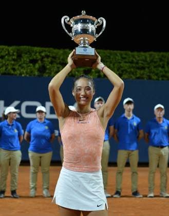 (240722) -- PALERMO, July 22, 2024 -- Zheng Qinwen celebrates with the trophy after winning the final match between Zheng Qinwen of China and Karolina Muchova of Czech Republic at the 35th Palermo Ladies Open in Palermo, Italy, July 21, 2024. (Photo by Xinhua) (SP)ITALY-PALERMO-TENNIS-PALERMO LADIES OPEN-FINAL AlbertoxLingria 