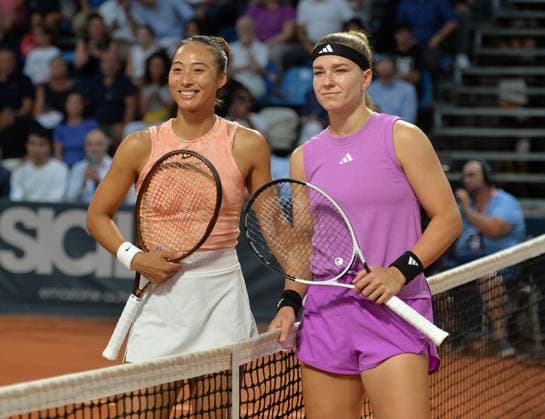 (240722) -- PALERMO, July 22, 2024 -- Zheng Qinwen (L) and Karolina Muchova pose for photos prior to the final match between Zheng Qinwen of China and Karolina Muchova of Czech Republic at the 35th Palermo Ladies Open in Palermo, Italy, July 21, 2024. (Photo by Xinhua) (SP)ITALY-PALERMO-TENNIS-PALERMO LADIES OPEN-FINAL AlbertoxLingria 