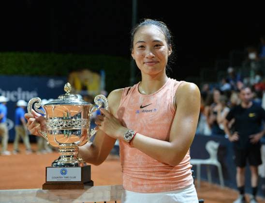 (240722) -- PALERMO, July 22, 2024 -- Zheng Qinwen poses with the trophy after winning the final match between Zheng Qinwen of China and Karolina Muchova of Czech Republic at the 35th Palermo Ladies Open in Palermo, Italy, July 21, 2024. (Photo by Xinhua) (SP)ITALY-PALERMO-TENNIS-PALERMO LADIES OPEN-FINAL AlbertoxLingria 