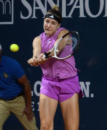 (240722) -- PALERMO, July 22, 2024 -- Karolina Muchova hits a return during the final match between Zheng Qinwen of China and Karolina Muchova of Czech Republic at the 35th Palermo Ladies Open in Palermo, Italy, July 21, 2024. (Photo by Xinhua) (SP)ITALY-PALERMO-TENNIS-PALERMO LADIES OPEN-FINAL AlbertoxLingria 