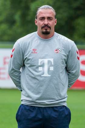 Mannschaftsfoto 1. FC Köln-Frauen, Saison 2024 25; 22.07.2024 Marc Ernzer (Torwarttrainer). Mannschaftsfoto-Termin der Frauen des 1. FC Köln für die Saison 2024 25, am 22.07.2024, Geissbockheim, Köln. Copyright: xBEAUTIFULxSPORTS Meuselx