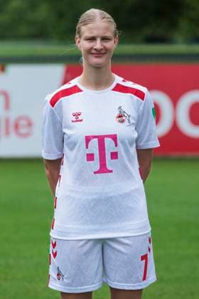 Mannschaftsfoto 1. FC Köln-Frauen, Saison 2024 25; 22.07.2024 Anna-Lena Stolze (1. FC Köln, 7). Mannschaftsfoto-Termin der Frauen des 1. FC Köln für die Saison 2024 25, am 22.07.2024, Geissbockheim, Köln. Copyright: xBEAUTIFULxSPORTS Meuselx