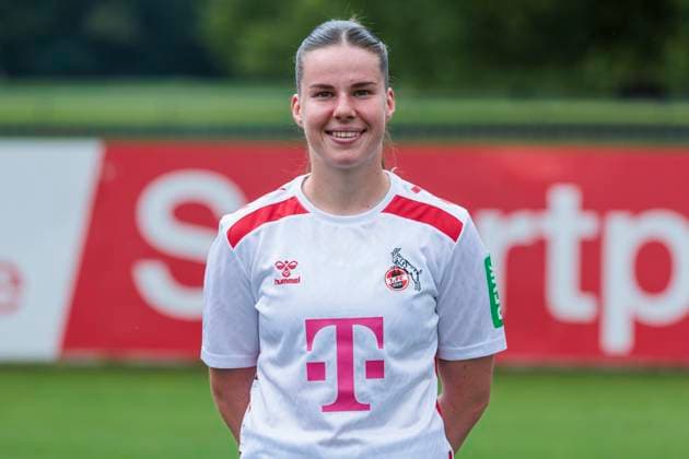 Mannschaftsfoto 1. FC Köln-Frauen, Saison 2024 25; 22.07.2024 Adriana Achcinska (1. FC Köln, 9). Mannschaftsfoto-Termin der Frauen des 1. FC Köln für die Saison 2024 25, am 22.07.2024, Geissbockheim, Köln. Copyright: xBEAUTIFULxSPORTS Meuselx