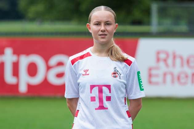 Mannschaftsfoto 1. FC Köln-Frauen, Saison 2024 25; 22.07.2024 Carlotta Imping (1. FC Köln, 14). Mannschaftsfoto-Termin der Frauen des 1. FC Köln für die Saison 2024 25, am 22.07.2024, Geissbockheim, Köln. Copyright: xBEAUTIFULxSPORTS Meuselx