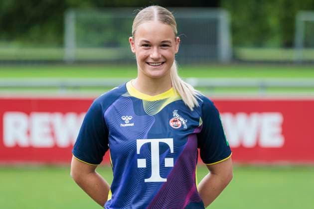 Mannschaftsfoto 1. FC Köln-Frauen, Saison 2024 25; 22.07.2024 Josefine Osigus (1. FC Köln, 24). Mannschaftsfoto-Termin der Frauen des 1. FC Köln für die Saison 2024 25, am 22.07.2024, Geissbockheim, Köln. Copyright: xBEAUTIFULxSPORTS Meuselx