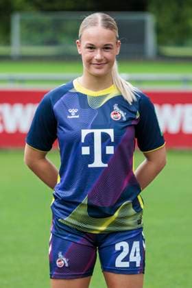 Mannschaftsfoto 1. FC Köln-Frauen, Saison 2024 25; 22.07.2024 Josefine Osigus (1. FC Köln, 24). Mannschaftsfoto-Termin der Frauen des 1. FC Köln für die Saison 2024 25, am 22.07.2024, Geissbockheim, Köln. Copyright: xBEAUTIFULxSPORTS Meuselx